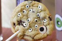 Ghoulish Gaze Cookie Pops