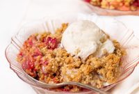 Sweet & Tangy Rhubarb Crunch