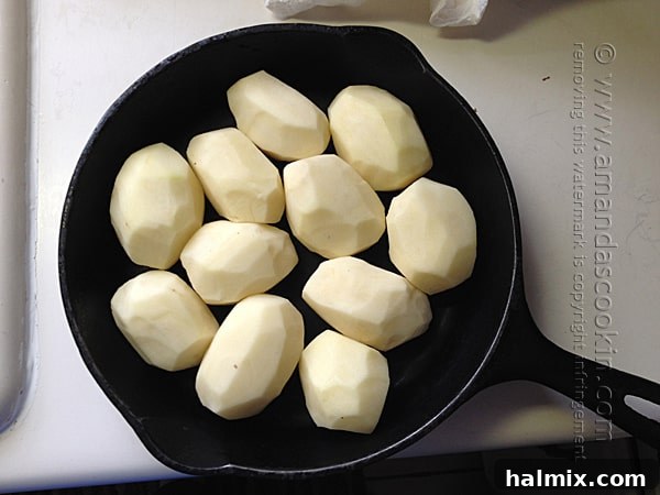 Patatesleri soyun ve tavaya sıkıca yerleştirin