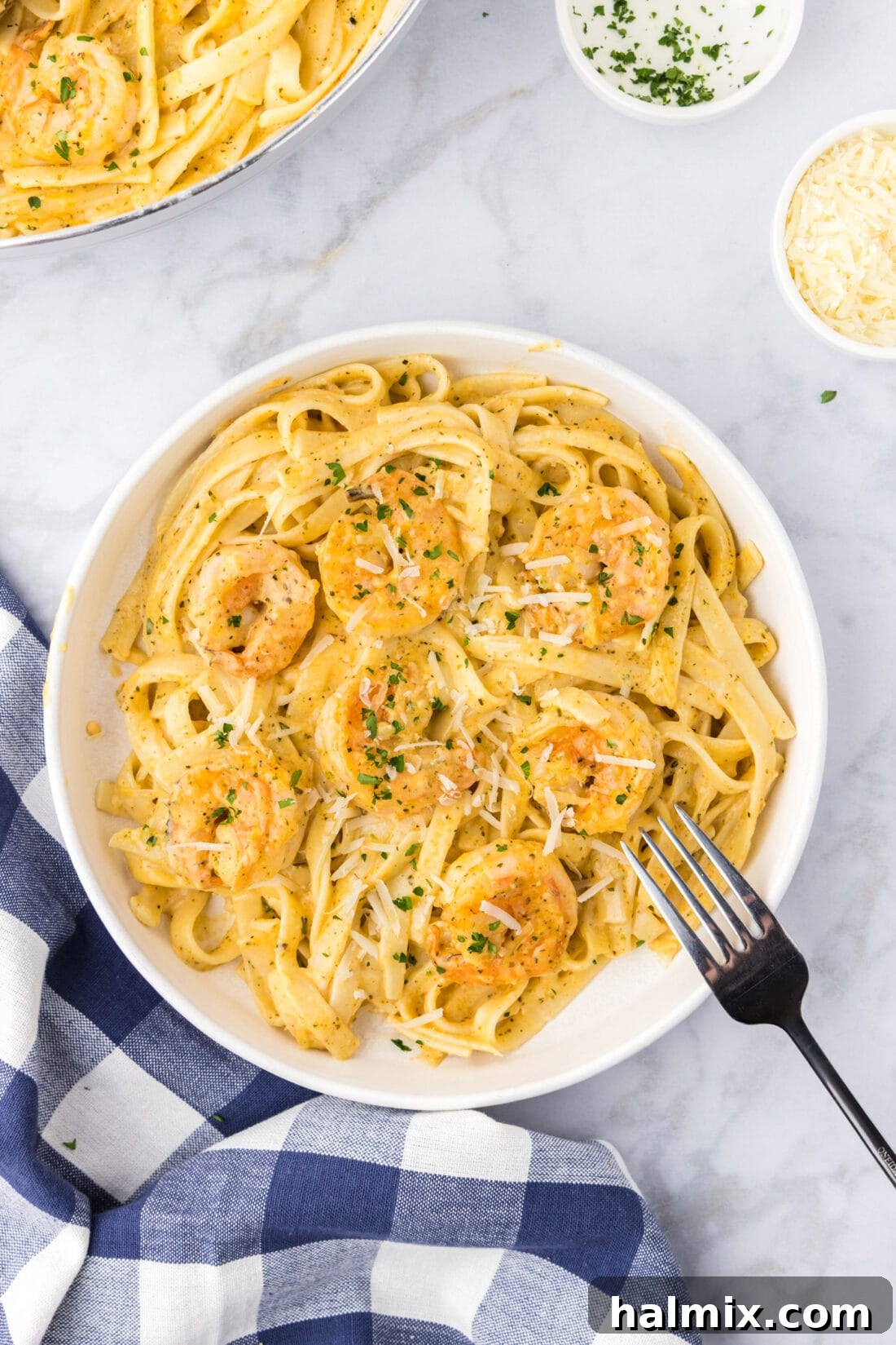 Creamy Garlic Shrimp Alfredo 3 A beautifully plated bowl of Shrimp Alfredo, garnished with fresh parsley and a dusting of Parmesan cheese, ready to be enjoyed.