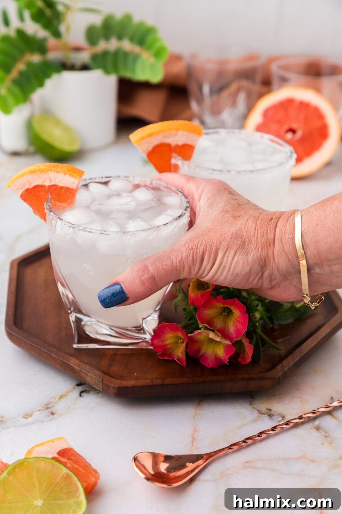 Hand grabbing a Paloma